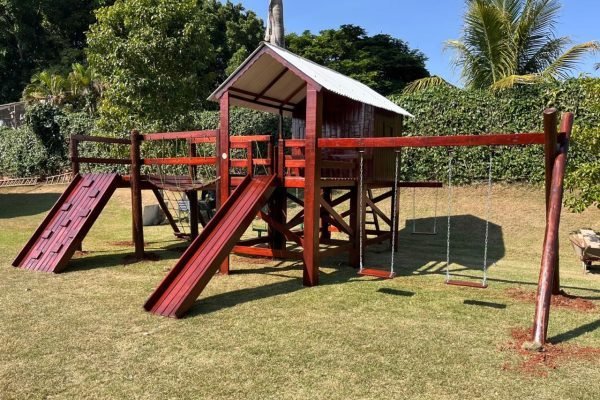 Casa de andar com ponte e balanço